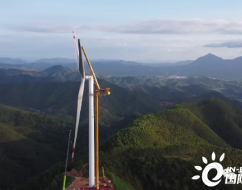 <em>广西梧州</em>岑溪首个风电项目第一台风机装好了，大风车长这样高