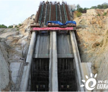 老挝南公1水电站“大倾角拦污栅栅轨一次成型悬吊滑模”启滑
