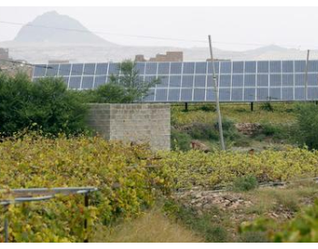 也门农民安装太阳能<em>电池板</em> 驱动水泵灌溉农田