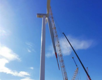 300MW，内蒙古蒙能投东苏旗项目首台风电机组顺利吊装