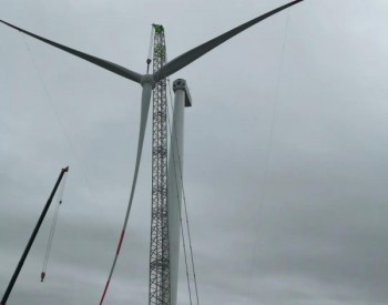 内蒙古阿巴嘎旗<em>特高压外送</em>风电项目首个项目完成风机吊装