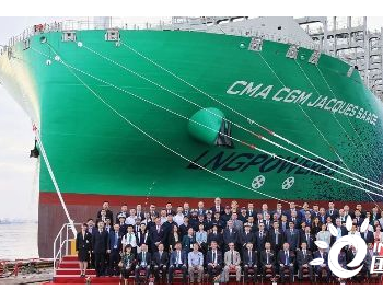 世界首艘！<em>沪东中华</em>交付全球最大LNG动力集装箱船