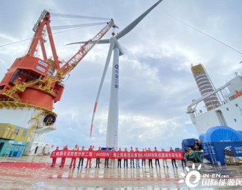 中国南海海域首台6.45兆瓦<em>海上风机</em>成功吊装