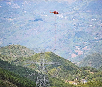 国家电网完成首次山地<em>特高压线路</em>直升机带电检修