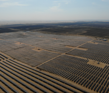 全国最大沙漠<em>集中式光伏发电基地</em>在库布其沙漠建成