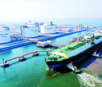 中国石化首次<em>接卸</em>世界最大LNG运输船