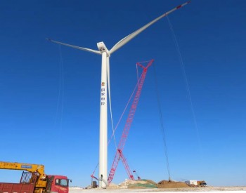 <em>内蒙古乌兰察布</em>600万千瓦大基地项目首台风机吊装完成