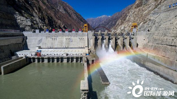 这是2018年10月26日拍摄的西藏首座大型水电站——藏木水电站.