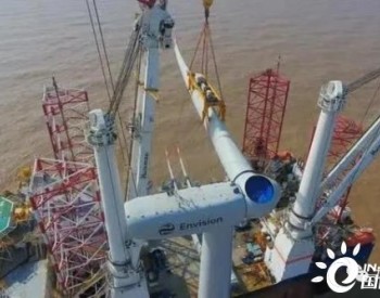 首台<em>风机安装</em>完成，这是国内单体容量最大的海上风电项目！