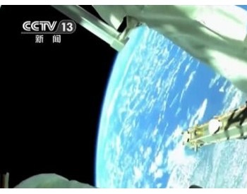 宇航员太空行走 安装太阳能电池组件