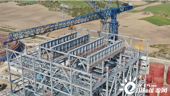 上海电力土耳其胡努特鲁火电项目二号锅炉大板梁吊装完成