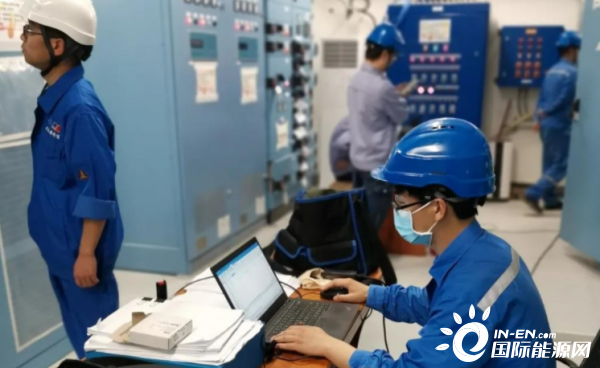 工作人员正在调试柴油机仪控系统