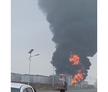 万幸！河北沧州一企业储<em>油罐</em>着火未造成人员伤亡！