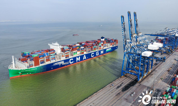 全球最大的lng动力集装箱船达飞皇家宫殿缓缓靠泊南沙二期