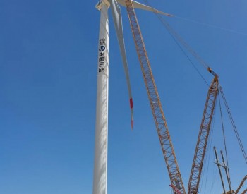 三峡能源宁<em>夏利</em>通70兆瓦风电项目首台风机吊装完成