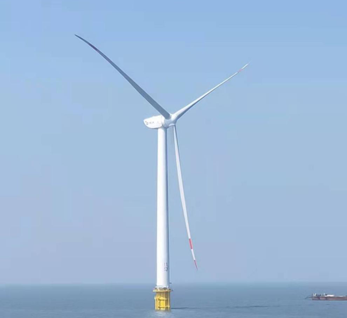 江苏大丰H8-2海上风电项目首台6.45兆瓦风机吊装顺利完成！