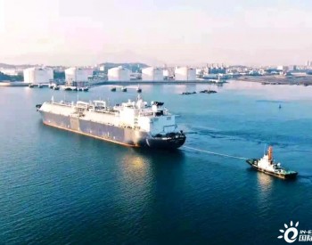 福建省湄洲湾港引航站优质服务保障LNG能源供应获赠牌匾