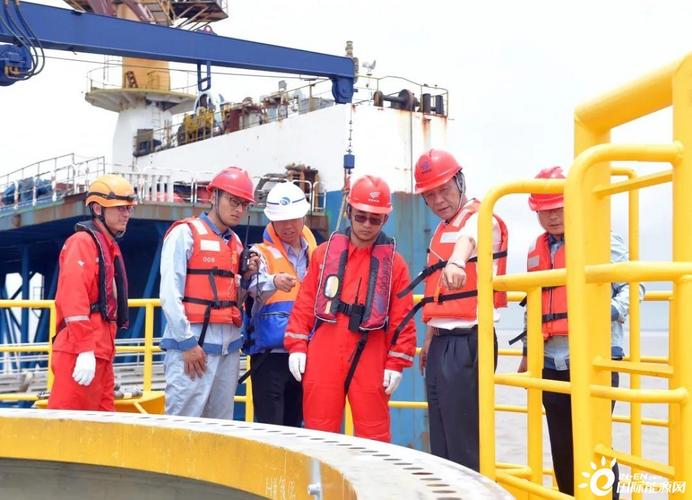 中国第一个竞争配置海上风电项目首台机组吊装完成