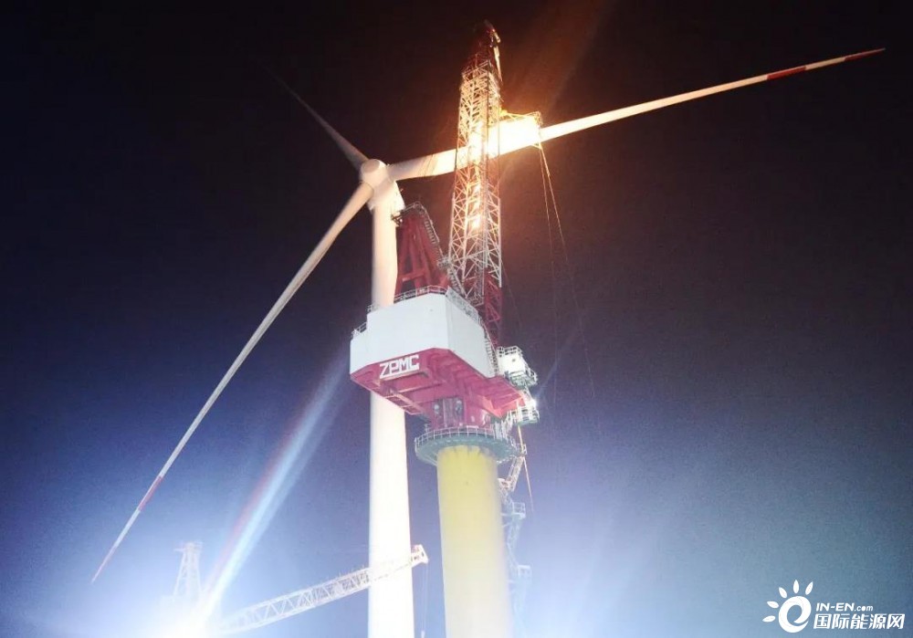 中国第一个竞争配置海上风电项目首台机组吊装完成