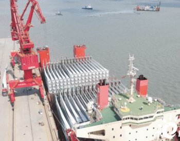 装载<em>168</em>件V110风电叶片单船从江苏海门离港