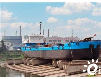 青山船厂改造“春昕318”号<em>植物油</em>运输船移台下水