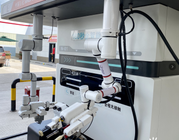 国内首款智能<em>加油机</em>器人在南宁投入试运行