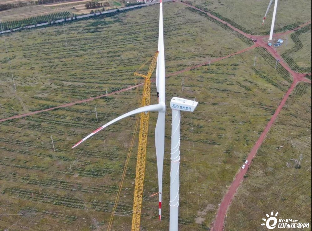 东方风电150米柔塔+全新4MW级双馈型风电机组完成吊装