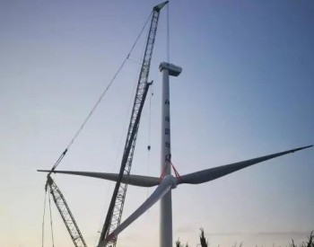 150MW!中国能建<em>辽宁铁岭</em>宝力风电项目完成首台风机吊装