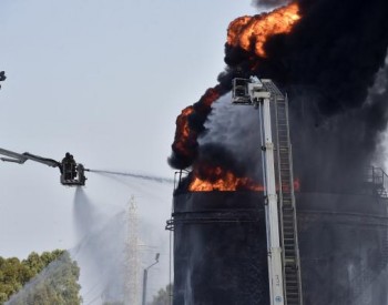 黎巴嫩石油设施发生火灾，黎能源部长：<em>25万</em>升汽油被烧