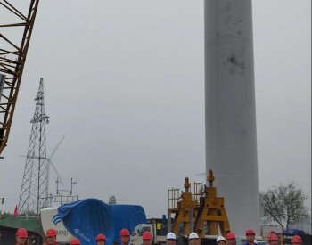 河南新能源<em>鄢陵</em>风电项目完成首台风电机组吊装