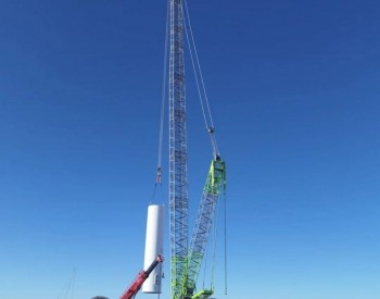 茫崖50兆瓦風電項目首臺風機開始吊裝