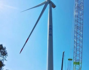 中广核广西乐业风电项目二期（逻沙区域）首台风机吊装成功