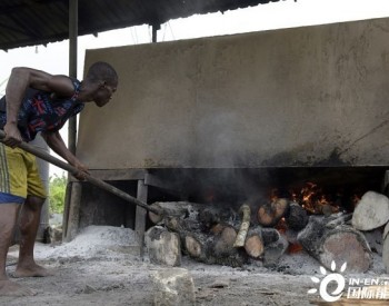 飙升的天然气价格迫使<em>尼日利亚</em>人重新使用木炭和木柴