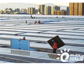 北京丰台车站<em>屋顶光伏项目</em>组件开始安装