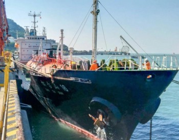 <em>福海</em>创公司液体码头首次接卸液化石油气船