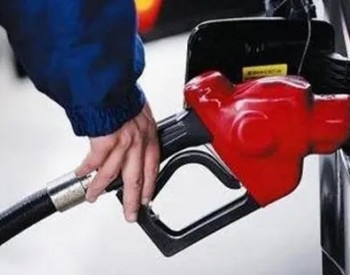 发改委：2021年12月3日24时起国内<em>汽、柴油价格</em>每吨分别降低430元和415元