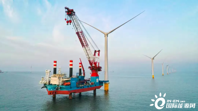 整机国产化率超96.2%！首台国产化DEW-D7000-186型海上风电机组完成吊装