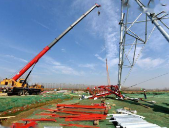 国网湖北：吊装跨江塔建设特高压电网