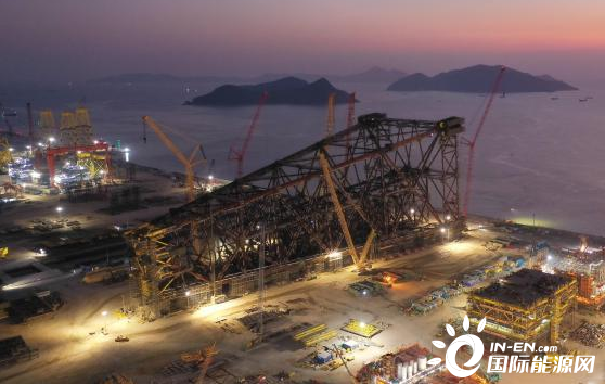 中国自主设计建造的亚洲首例300米级深水导管架完成主结构合拢