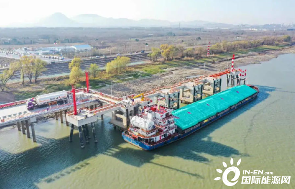 全国内河首座岸基式LNG加注站完成首船加注 “气化长江”迈出实质性步伐