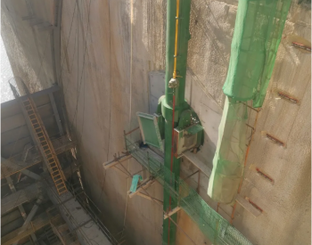 白鹤滩水电站左岸1-3#表孔弧形闸门液压启闭机油缸顺利完成吊装