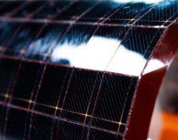基于超级互连的<em>背接触</em>太阳能电池的柔性光伏板