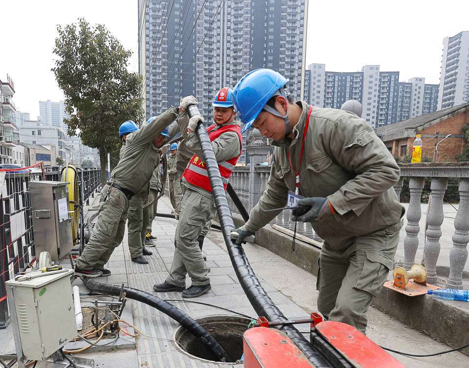 湖北宜昌长阳加紧敷设电缆保新建居民小区供电