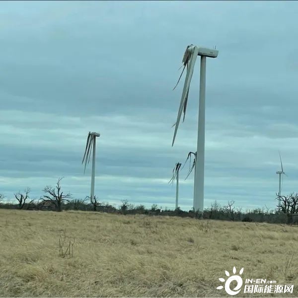 风力发电机组遭龙卷风摧毁（附视频）