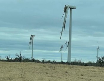风力发电机组遭龙卷风<em>摧毁</em>（附视频）
