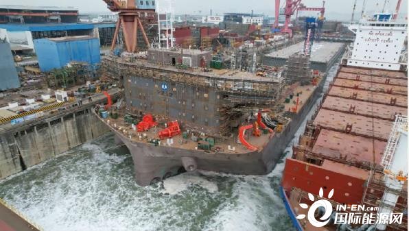 国内首艘2000吨级海上风电安装平台“白鹤滩”号出坞