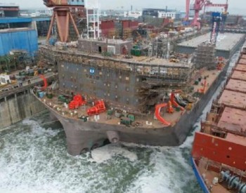 国内首艘2000吨级<em>海上风电安装平台</em>“白鹤滩”号在广州起浮出坞