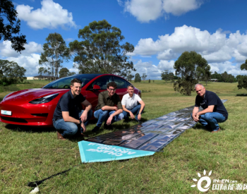 科学家测试新<em>印刷太阳能电池板</em>，计划使其让特斯拉汽车开 1.5 万公里