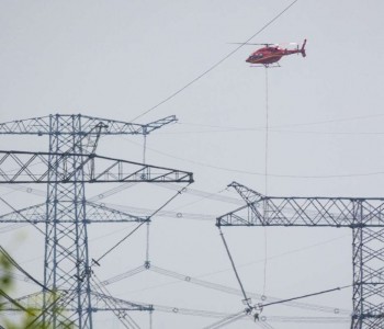 全国首次特高压密集通道<em>直升机</em>带电作业在浙江湖州实施