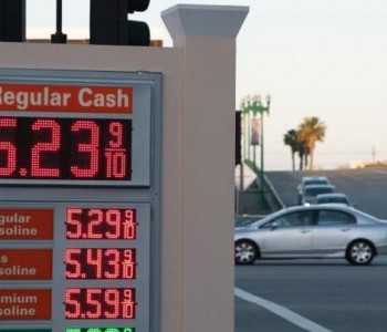 美国<em>汽油价格</em>再次刷新纪录 外媒：或加剧通胀问题